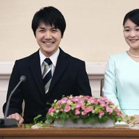 Mako de Japón y Kei Komuro en el anuncio de su compromiso