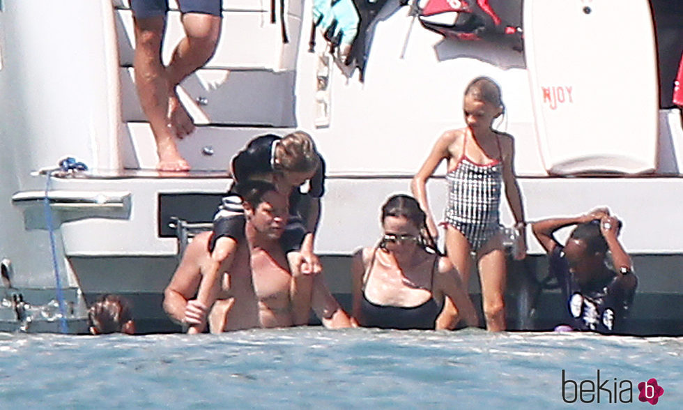Angelina Jolie y Brad Pitt con sus hijos Maddox ,Vivienne y Zahara en Phuket