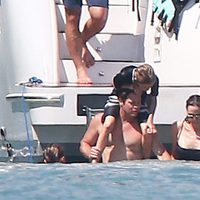 Angelina Jolie y Brad Pitt con sus hijos Maddox ,Vivienne y Zahara en Phuket