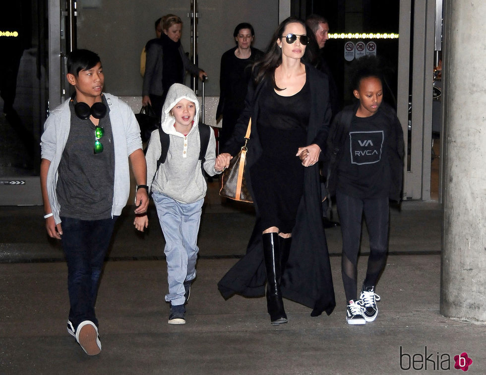 Angelina Jolie con sus hijos Maddox, Zahara y Vivienne Marcheline Jolie-Pitt
