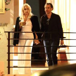 Lady Gaga y Christian Carino cogidos de la mano por West Hollywood