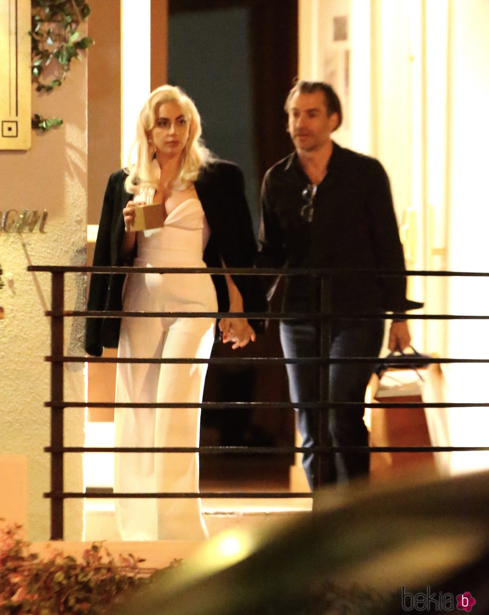 Lady Gaga y Christian Carino cogidos de la mano por West Hollywood