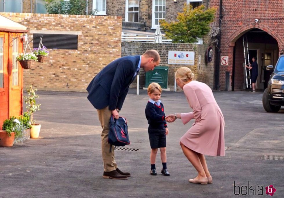El Príncipe Jorge saluda a la directora de la escuela infantil en su primer día de colegio en Thomas's Battersea