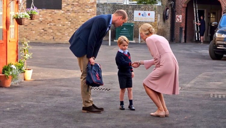 El Príncipe Jorge saluda a la directora de la escuela infantil en su primer día de colegio en Thomas's Battersea