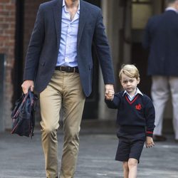 El Príncipe Jorge llega con el Príncipe Guillermo a su primer día de colegio en el Thomas's Battersea