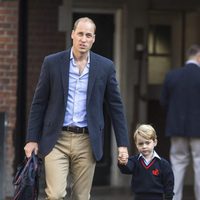 El Príncipe Jorge llega con el Príncipe Guillermo a su primer día de colegio en el Thomas's Battersea