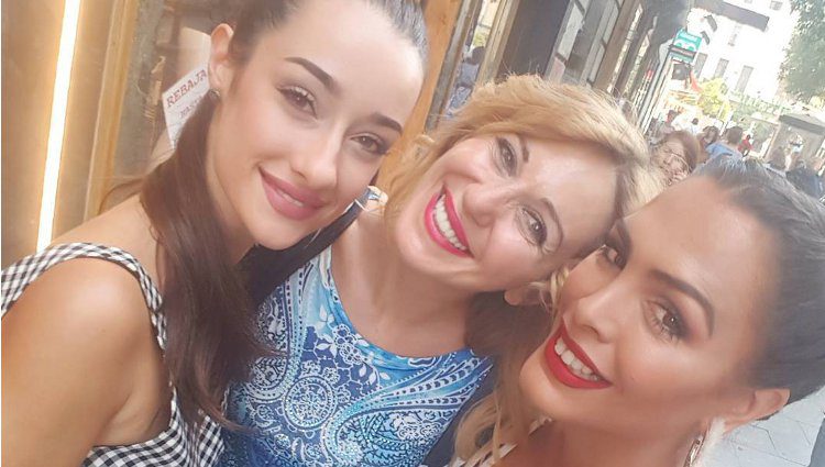 Adara Molinero, Ania Iglesias y Amor Romeira juntas y sonrientes