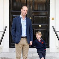 El Príncipe Jorge muy feliz en su primer día de colegio junto al Príncipe Guillermo