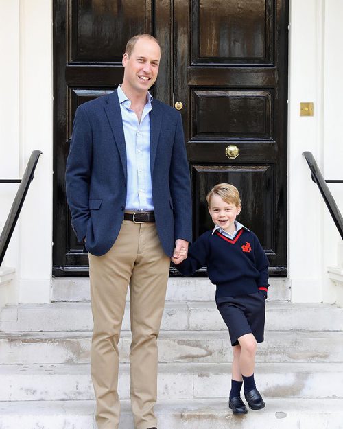 El Príncipe Jorge muy feliz en su primer día de colegio junto al Príncipe Guillermo