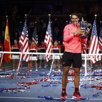 Rafa Nadal mordiendo su trofeo del US Open 2017