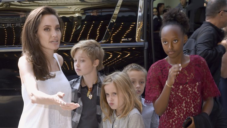 Angelina Jolie junto a sus hijos Shiloh, Vivienne, Knox y Zahara en el Festival Internacional de Cine de Toronto