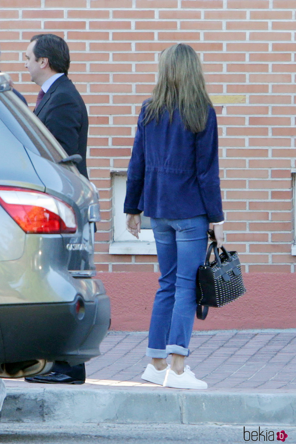 El look sport de la Reina Letizia al acompañar a su hijas en su vuelta al cole