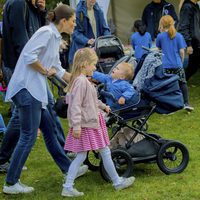 Victoria de Suecia con sus hijos Estela y Oscar en el Día del Deporte en Estocolmo