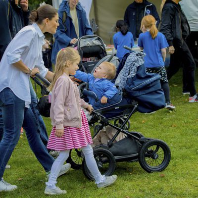 Victoria de Suecia con sus hijos Estela y Oscar en el Día del Deporte en Estocolmo