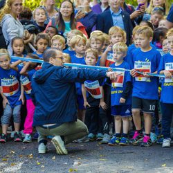 El Príncipe Daniel de Suecia rodeado de niños en el Día del Deporte