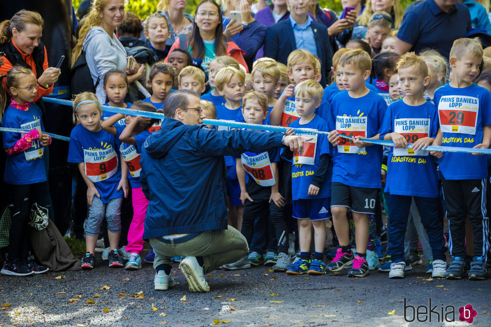El Príncipe Daniel de Suecia rodeado de niños en el Día del Deporte