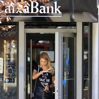 Alba Carrillo saliendo del banco tras hacer las correspondientes gestiones