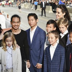 Angelina Jolie con todos sus hijos en el estreno de 'First They Killed My Father' en el Festival de Toronto 2017