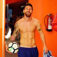 Leo Messi presumiendo de su nuevo tatuaje