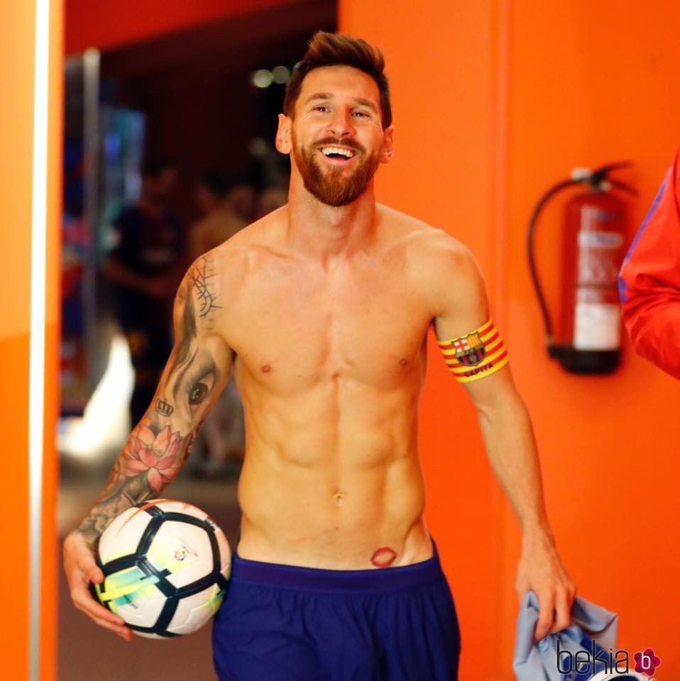 Leo Messi presumiendo de su nuevo tatuaje
