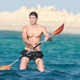 Álex González presume de torso desnudo practicando paddle surf