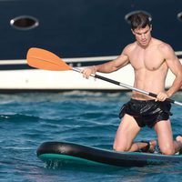Álex González practicando paddle surf en Ibiza
