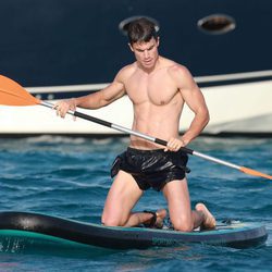 Álex González practicando paddle surf en Ibiza