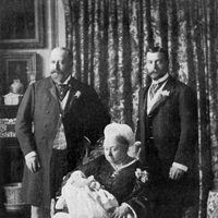 La Reina Victoria con su hijo Eduardo VII, su nieto Jorge V y su bisnieto el Duque de Windsor en 1894
