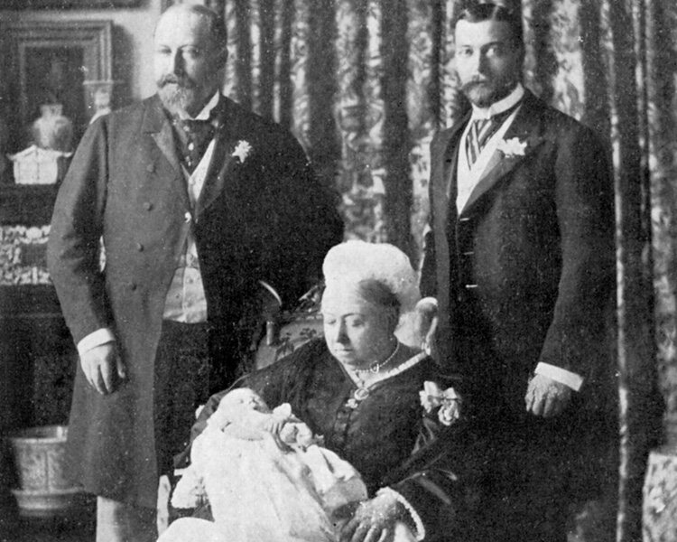 La Reina Victoria con su hijo Eduardo VII, su nieto Jorge V y su bisnieto el Duque de Windsor en 1894