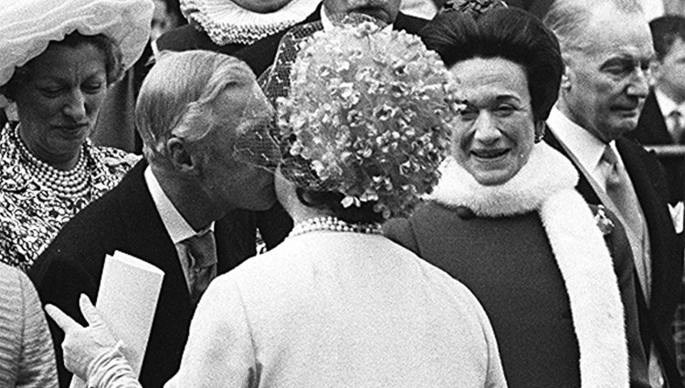 Los Duques de Windsor saludan a la Reina Madre