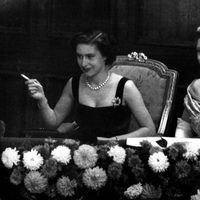 La Princesa Margarita fumando junto a la Reina Isabel cuando eran jóvenes