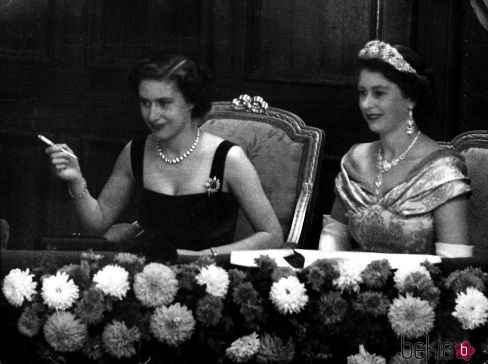 La Princesa Margarita fumando junto a la Reina Isabel cuando eran jóvenes