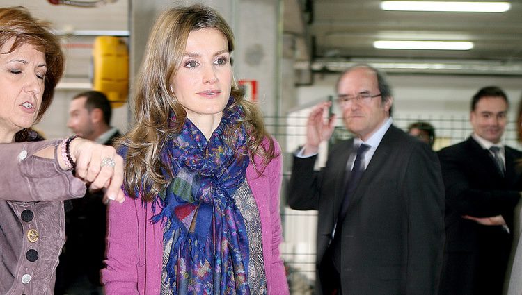 La Reina Letizia luce pashmina en su visita al Centro de Formación Profesional Profesor Raúl Vázquez