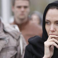 Angelina Jolie con pañuelo en su visita a Bosnia