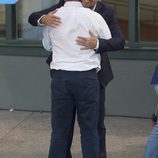 David Bustamante abrazando a un amigo en la presentación de la nueva temporada de Telemadrid
