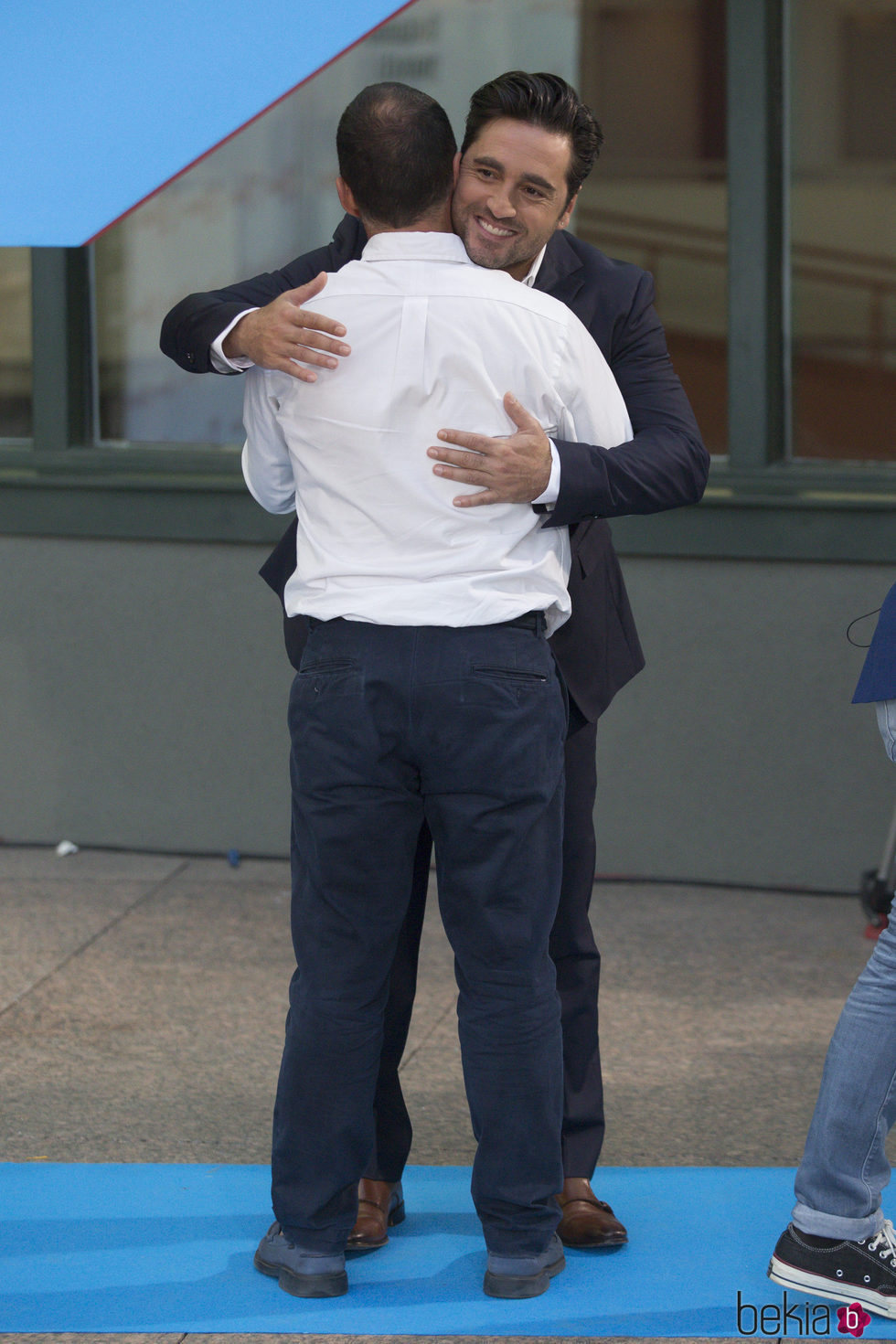 David Bustamante abrazando a un amigo en la presentación de la nueva temporada de Telemadrid