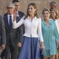 La Reina Letizia saludando en su visita a Salamanca