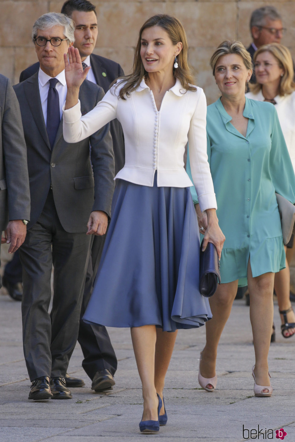 La Reina Letizia saludando en su visita a Salamanca
