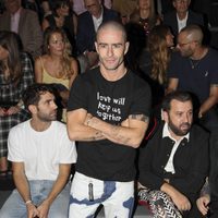 Pelayo Díaz en el front row desfile de Andrés Sardá en Madrid Fashion Week primavera/verano 2018