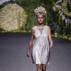 Esmeralda Moya desfilando para Francis Montesinos en Madrid Fashion Week primavera/verano 2018