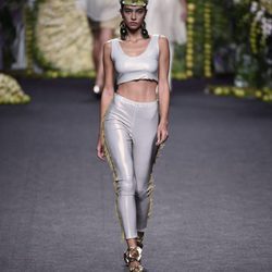 Rocío Crusset desfilando para Francis Montesinos en Madrid Fashion Week primavera/verano 2018