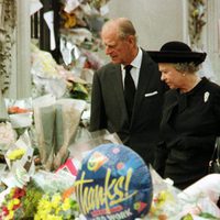 La Reina Isabel y el Duque de Edimburgo rodeados de flores en homenaje a Lady Di tras su muerte