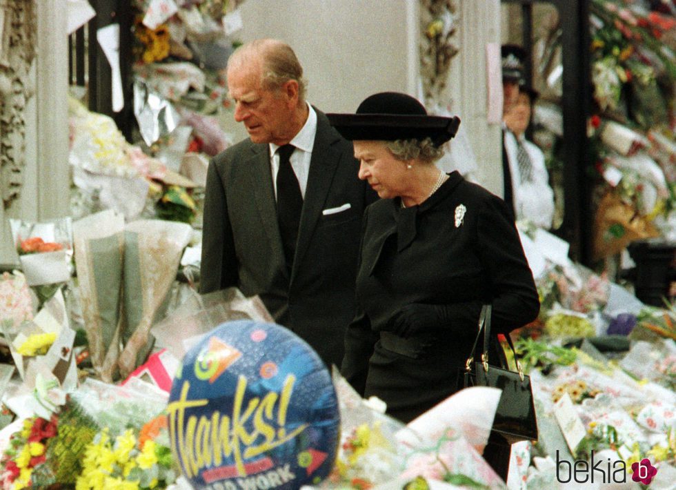 La Reina Isabel y el Duque de Edimburgo rodeados de flores en homenaje a Lady Di tras su muerte
