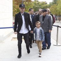 Fonsi Nieto con su hijo Lucas en el homenaje póstumo a Ángel Nieto en Madrid