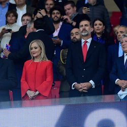 El Rey Felipe VI, Cristina Cifuentes y Enrique Cerezo, en el partido inaugural del Atlético de Madrid en el Wanda Metropolitano