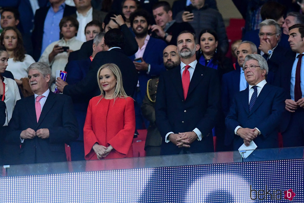 El Rey Felipe VI, Cristina Cifuentes y Enrique Cerezo, en el partido inaugural del Atlético de Madrid en el Wanda Metropolitano