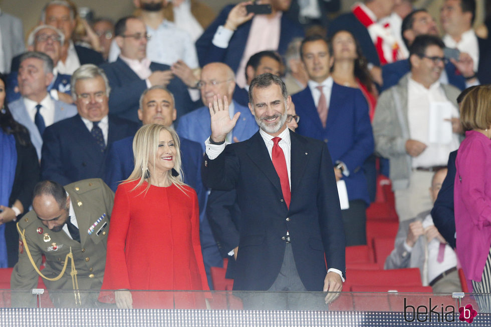 El Rey Felipe VI y Cristina Cifuentes en el partido inaugural del Atlético de Madrid en el Wanda Metropolitano