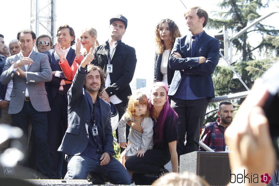 La familia de Ángel Nieto en el homenaje celebrado a las puertas del Bernabéu en Madrid