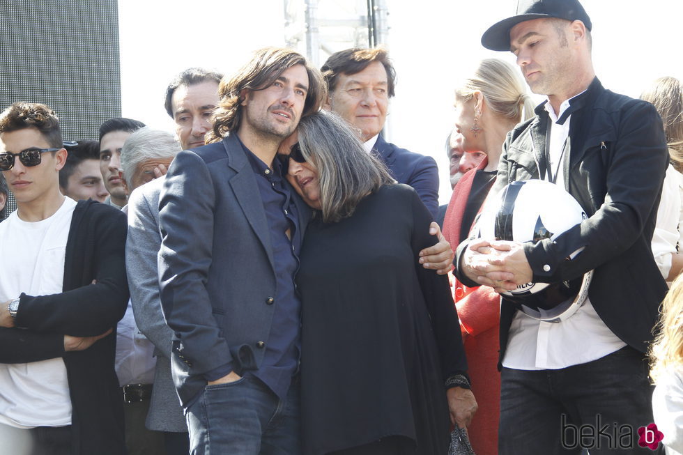 Gelete Nieto, Fonsi Nieto y demás personas en el homenaje a Ángel Nieto celebrado a las puertas del Bernabéu en Madrid