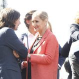 Cristina Cifuentes apoya a Gelete Nieto en el homenaje celebrado a las puertas del Bernabéu en Madrid de Ángel Nieto